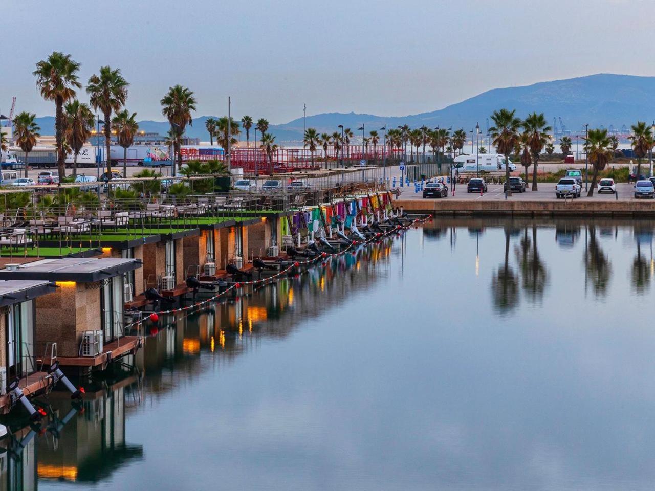 Готель Boat Haus - Casas Flotantes Frente A Gibraltar Ла-Лінеа-де-ла-Консепсьйон Екстер'єр фото