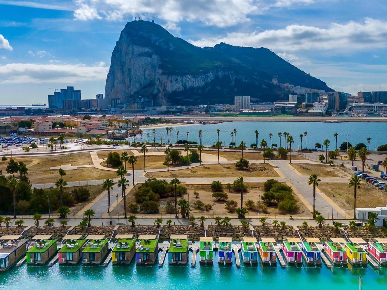 Готель Boat Haus - Casas Flotantes Frente A Gibraltar Ла-Лінеа-де-ла-Консепсьйон Екстер'єр фото